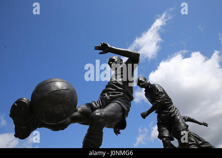 Die Sir Stanley Matthews-Statue vor dem Premier League-Spiel im Stadion bet365, Stoke. Stockfoto