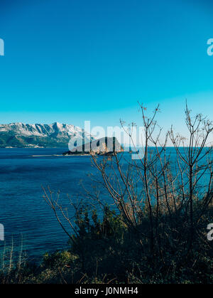 Berge in Montenegro im Schnee, in der Nähe der Küste. Budva. Lovcen. Stockfoto