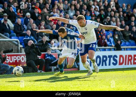 Jordan Bove und Ian Evatt kämpfen um den Ball während des Spiels Sky Bet League 1 zwischen Oldham Athletic FC und FC Chesterfield im Boundary Park Stadium Stockfoto