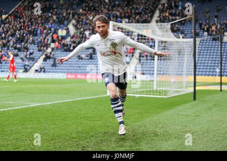 Joe Garner feiert nach seinem Tor während des Spiels Sky Bet League 1 zwischen Preston North End und Crew Alexandra. Stockfoto