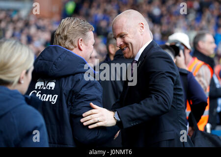 Everton Manager Ronald Koeman (links) und Burnley-Manager Sean Dyche Handschlag vor dem Premier League-Spiel im Goodison Park, Liverpool. Stockfoto