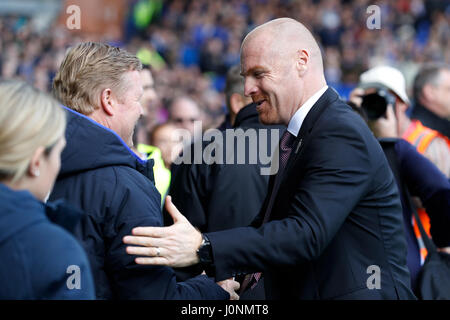 Everton Manager Ronald Koeman (links) und Burnley-Manager Sean Dyche Handschlag vor dem Premier League-Spiel im Goodison Park, Liverpool. Stockfoto