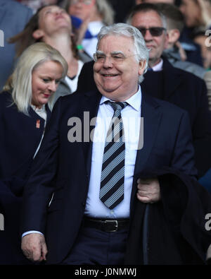 Everton-Chairman Bill Kenwright auf der Tribüne während der Premier-League-Spiel im Goodison Park, Liverpool. PRESSEVERBAND Foto. Bild Datum: Samstag, 15. April 2017. Vgl. PA Geschichte Fußball Everton. Bildnachweis sollte lauten: Martin Rickett/PA Wire. Einschränkungen: EDITORIAL verwenden nur keine unbefugten Audio, Video, Daten, Spielpläne, Verbandsliga/Logos oder "live"-Dienste. Im Spiel Onlinenutzung beschränkt auf 75 Bilder, keine video Emulation. Keine Verwendung in Wetten, Spiele oder Vereinsspieler/Liga/Einzelpublikationen. Stockfoto