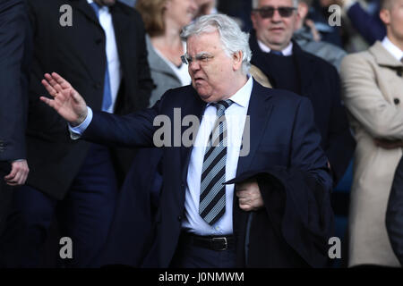 Everton-Chairman Bill Kenwright auf der Tribüne während der Premier-League-Spiel im Goodison Park, Liverpool. PRESSEVERBAND Foto. Bild Datum: Samstag, 15. April 2017. Vgl. PA Geschichte Fußball Everton. Bildnachweis sollte lauten: Martin Rickett/PA Wire. Einschränkungen: EDITORIAL verwenden nur keine unbefugten Audio, Video, Daten, Spielpläne, Verbandsliga/Logos oder "live"-Dienste. Im Spiel Onlinenutzung beschränkt auf 75 Bilder, keine video Emulation. Keine Verwendung in Wetten, Spiele oder Vereinsspieler/Liga/Einzelpublikationen. Stockfoto