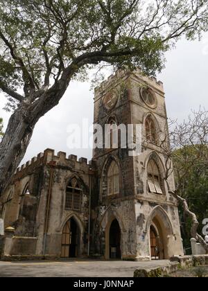 St. John Parish Church, die älteste Kirche in Barbados mit einem alten Friedhof auf der Rückseite und atemberaubenden Blick auf die Ostküste Barbados. Stockfoto