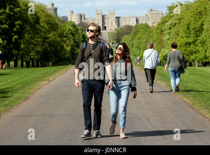 Ein paar schlendern Sie entlang der Long Walk im Windsor Great Park, Berkshire, über die Osterferien. Stockfoto