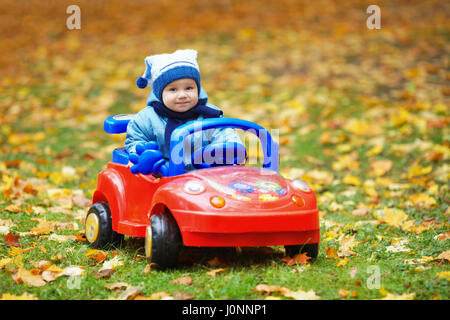 kleine lustige Junge Spielzeug Auto Stockfoto