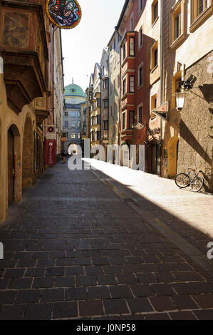 Eine traditionelle schmale Straße mit Reihen von Geschäften in der Altstadt, Innsbruck, Tirol, Österreich Stockfoto