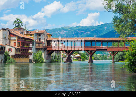 Ponte Degli Alpini hölzerne Brücke über den Fluss Brenta im nördlichen Italien Stadt Bassano del Grappa. Stockfoto