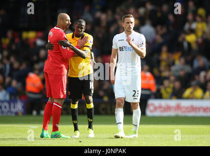 Watford Torhüter Heurelho Gomes (links) und Teamkollege Abdoulaye Doucoure feiern wie Swansea City Gylfi Sigurdsson niedergeschlagen aussieht, nach der Premier League-Spiel in Vicarage Road, Watford. Stockfoto