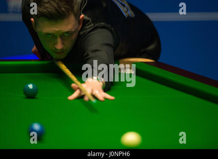 Kyren Wilson in Aktion in seinem Match gegen David Grace am ersten Tag der Betfred Snooker-WM am Crucible Theatre in Sheffield. Stockfoto