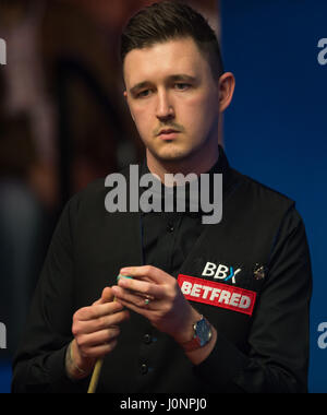 Kyren Wilson in Aktion in seinem Match gegen David Grace am ersten Tag der Betfred Snooker-WM am Crucible Theatre in Sheffield. Stockfoto