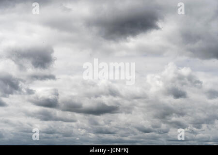 Dunkler und brüender Himmel. Metapher für unruhige Zeiten, schlechte Zeiten vor uns, Kopf in Wolken, jede Wolke hat Silber Lining, wirtschaftliche Sturmwolken, düstere Aussichten Stockfoto