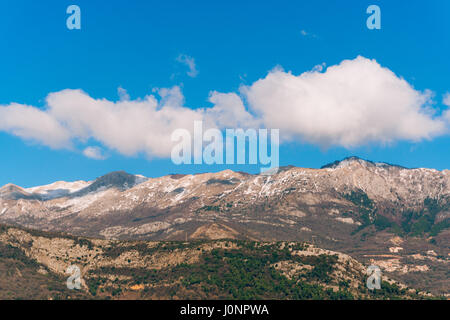 Berge in Montenegro im Schnee, in der Nähe der Küste. Budva. Lovcen. Stockfoto