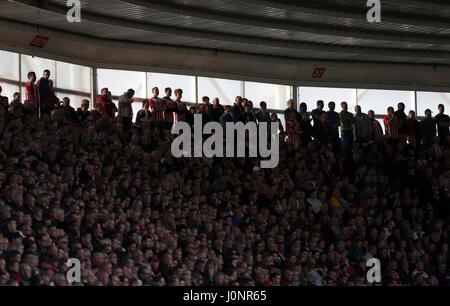 Eine Gesamtansicht der Southampton-Fans auf der Tribüne während des Premier-League-Spiels an Str. Marys Stadium, Southampton. Stockfoto