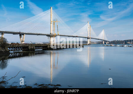 Ansicht des neuen Queensferry Crossing Brücke im Bau von River Forth aus South Queensferry in Schottland, Vereinigtes Königreich. Stockfoto