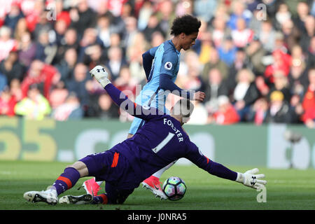 Manchester Citys Leroy Sane (rechts) und Southampton Torwart Fraser Forster Kampf um den Ball in der Premier League match bei St Mary Stadion, Southampton. Stockfoto