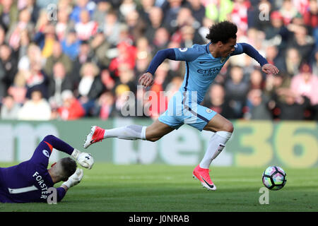 Manchester Citys Leroy Sane (rechts) und Southampton Torwart Fraser Forster Kampf um den Ball in der Premier League match bei St Mary Stadion, Southampton. Stockfoto