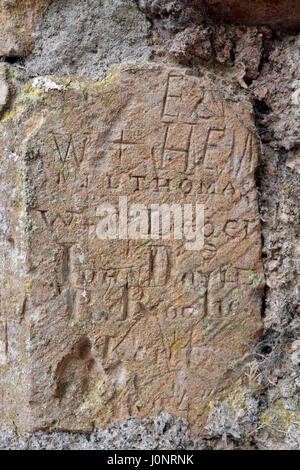 Graffiti in Stein in Dunbrody Abbey, ein ehemaliges Zisterzienserkloster in County Wexford, Irland (Eire) geätzt. Stockfoto