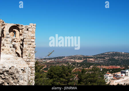 Das Jordantal, gesehen von der Burg Ajloun maurischen Burg auf einem Hügel von der Stadt im 12. Jahrhundert, gebaut vergrößert durch die Mamelucken Stockfoto