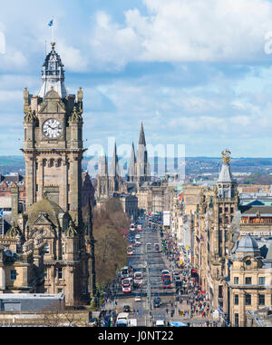 Blick entlang der Princes Street vom Calton Hill und Skyline von Edinburgh, Schottland Stockfoto