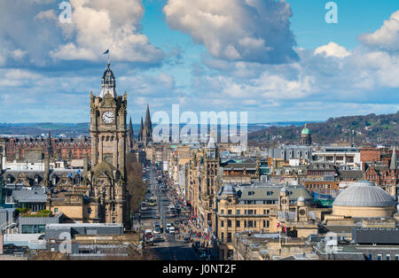 Blick entlang der Princes Street vom Calton Hill und Skyline von Edinburgh, Schottland Stockfoto