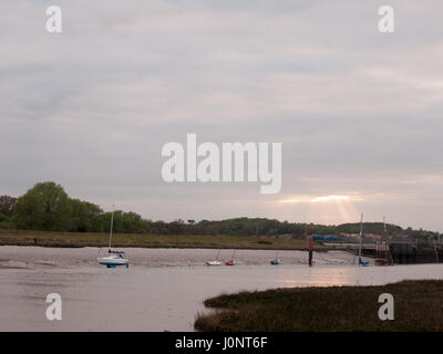 Boote und Yachten bei Ebbe am Wivenhoe Mündung in Essex England während eines bewölkten Sommerhimmel festgemacht Stockfoto