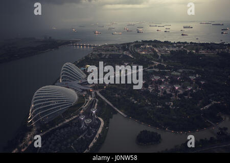Gärten von der South Bay, Silber Garten, Nebelwald, Flower Dome, Supertree Grove, Marina Barrage und die Schiffe in der Straße von Singapur aus die vie Stockfoto
