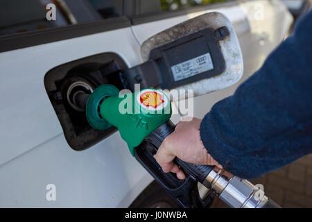 Auto mit Benzin an Shell-Tankstelle tanken. Stockfoto