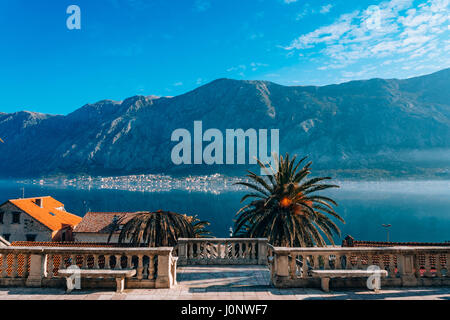 Prcanj, Montenegro, Blick von der Kirche der Geburt der Jungfrau Maria. Stockfoto