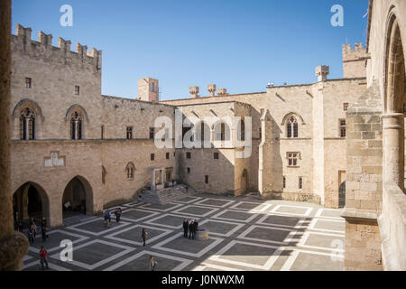 Innenhof im Palast der Großmeister der Ritter von Rhodos, auch bekannt als das Kastello, ist eine mittelalterliche Burg in der Stadt Rhodos, auf der Stockfoto