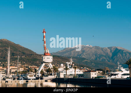 Lovcen im Schnee. Schnee auf dem Berg. Ansicht von Tivat. Waterfront Tivat in Montenegro. Stockfoto