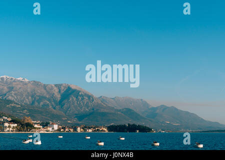 Lovcen im Schnee. Schnee auf dem Berg. Ansicht von Tivat. Waterfront Tivat in Montenegro. Stockfoto