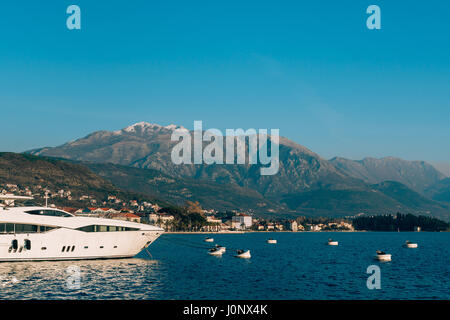 Lovcen im Schnee. Schnee auf dem Berg. Ansicht von Tivat. Waterfront Tivat in Montenegro. Stockfoto