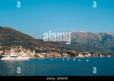 Lovcen im Schnee. Schnee auf dem Berg. Ansicht von Tivat. Waterfront Tivat in Montenegro. Stockfoto