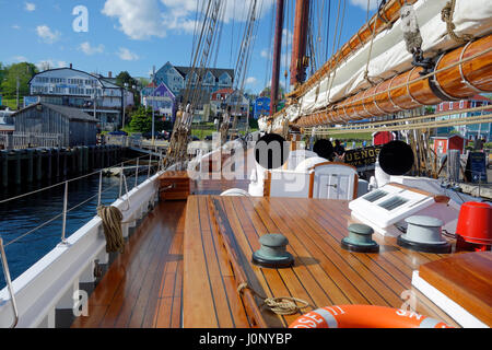 Das Deck der Bluenose II Großsegler und der Uferpromenade in Lunenburg, Nova Scotia Stockfoto