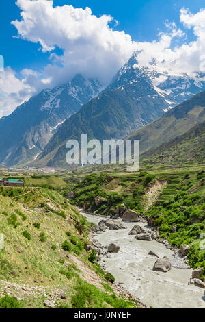 Die Alakananda-Fluss mit dem Himalaya im Hintergrund bei Badrinath in Nord-Indien Stockfoto