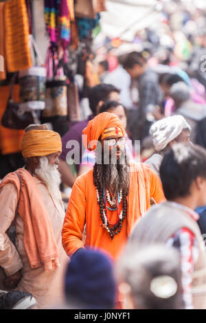 BADRINATH Indien, 5. Juni - ein Sadhu unter Pilgern auf den Straßen in der Nähe der Tempel Badarinath in Nordindien am 5. Juni 2013 Stockfoto