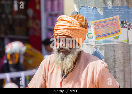 BADRINATH - Indien, 5. Juni - eine alte Sadhu im Tempel Badarinath in Nordindien am 5. Juni 2013 Stockfoto