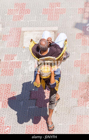 BADRINATH - Indien, 5. Juni - ein Pilger von einem Portier, der Tempel Badarinath in Nordindien am 5. Juni 2013 getragen ist Stockfoto