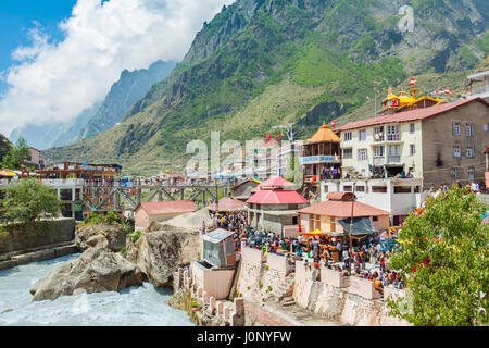 BADRINATH, UTTARAKHAND, Indien - ca. Mai 2013: Hindu-Pilger die Schritte hinauf zum Tempel Badri-Narayana im Himalaya Bundesstaat Uttarakhand, Stockfoto