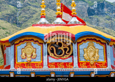 Die Kuppel über dem Badrinath Tempel in Uttarkhand, Nord-Indien, Anzeige das Symbol Om und die Embleme der Hindu Gott Vishnu. Stockfoto