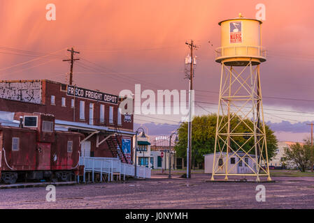 Die Oklahoma Music Hall of Fame und legendären Wasserturm an der Frisco-Güterbahnhof unter einem farbenfrohen Sonnenuntergang Himmel in Muskogee, Oklahoma, USA. Stockfoto