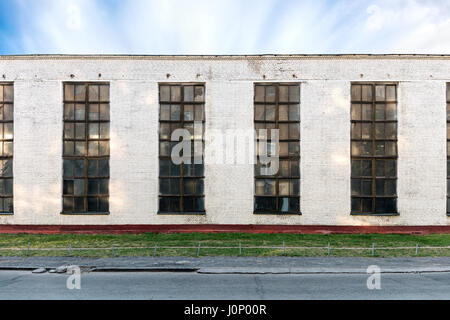 alte Industriegebäude Fassade mit großen Fenstern Stockfoto