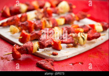 Tandori Hähnchen-Spieße mit Zwiebeln und Paprika Stockfoto