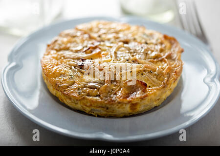 Tortilla mit Zwiebel Stockfoto