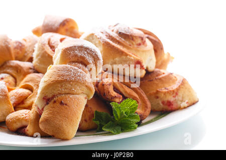 Süße Brötchen mit Marmelade Stockfoto