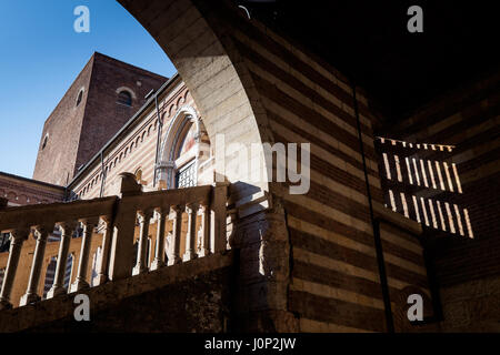 Verona, Italien - Treppe des Palastes der Vernunft im Innenhof des Palazzo della Ragione in Verona Stockfoto