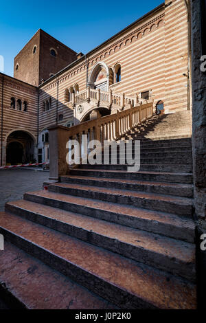 Verona, Italien - Treppe des Palastes der Vernunft im Innenhof des Palazzo della Ragione in Verona Stockfoto