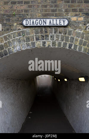 Zeichen für die Winkelgasse, oberhalb ein Fußgängertunnel in Twickenham, Middlesex, england Stockfoto